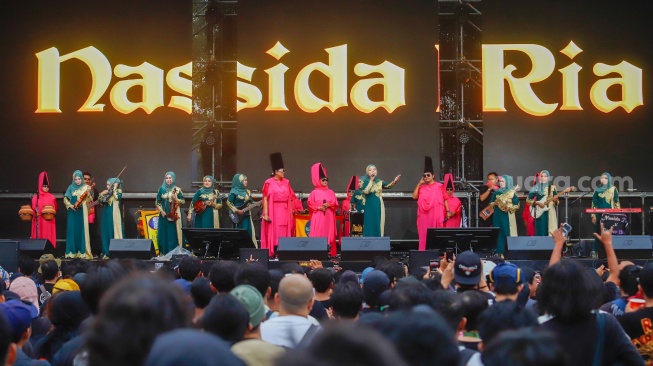 Grup musik Nasida Ria dan Mother Bank tampil menghibur penonton di acara Synchronize Fest 2025 di Gambir Expo Kemayoran, Jakarta, Sabtu (4/10/2025). [Suara.com/Alfian Winanto]