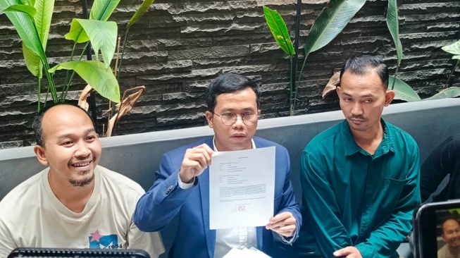 Pengacara Ashanty, Indra Tarigan (tengah) menggelar jumpa pers soal tudingan kliennya melakukan perampasan aset mantan karyawannya yang bernama Ayu Chairun Nurisa. [Rena Pangesti/Suara.com]