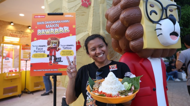 Pengunjung beraktivitas di stan Lion Parcel pada ajang musik Synchronize Fest 2025 di Jakarta, Jumat (3/10/2025). [Handout]