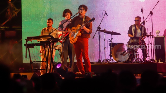 Grup musik The Cottons tampil menghibur penonton di acara Synchronize Fest 2025 di Gambir Expo Kemayoran, Jakarta, Jumat (3/10/2025). [Suara.com/Alfian Winanto]