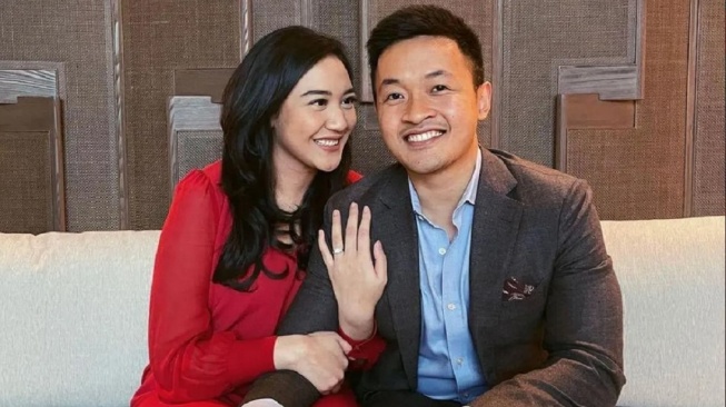 Putri Tanjung dan Guinandra Jatikusumo diisukan bercerai. [Instagram]