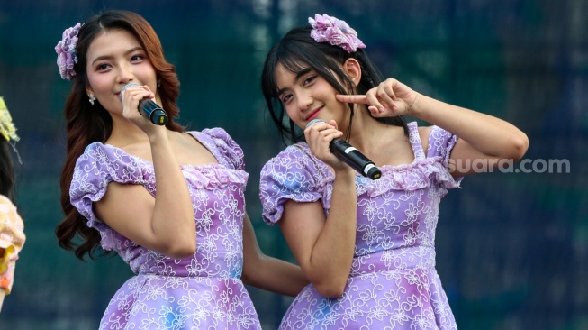 Grup Idol JKT48 tampil menghibur penonton di acara Synchronize Fest 2025 di Gambir Expo Kemayoran, Jakarta, Sabtu (4/10/2025). [Suara.com/Alfian Winanto]