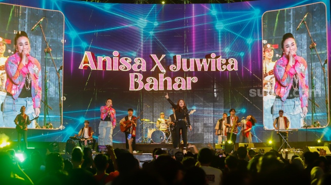 Pedangdut Anisa Bahar dan Juwita Bahar tampil menghibur penonton di acara Synchronize Fest 2025 di Gambir Expo Kemayoran, Jakarta, Jumat (3/10/2025). [Suara.com/Alfian Winanto]