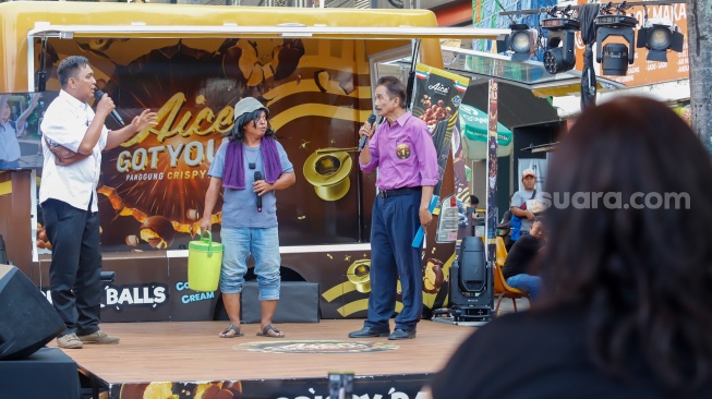 Peserta unjuk bakat dalam acara Aice Got You! Panggung Crispymu! di Jakarta, pada Jumat (3/10/2025). [Suara.com/Alfian Winanto]