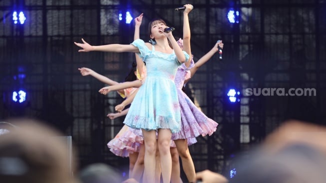 Grup Idol JKT48 tampil menghibur penonton di acara Synchronize Fest 2025 di Gambir Expo Kemayoran, Jakarta, Sabtu (4/10/2025). [Suara.com/Alfian Winanto]
