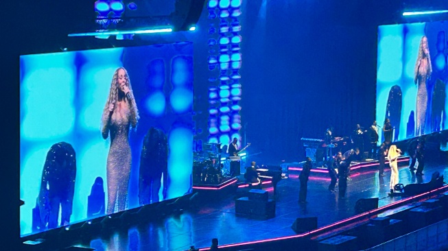 Penampilan Mariah Carey saat konser bertajuk Mariah Carey: The Celebration of Mimi di Sentul International Convention Center (SICC), Bogor, Jawa Barat, Sabtu (4/10/2025). (Suara.com/Dini Afrianti Efendi)