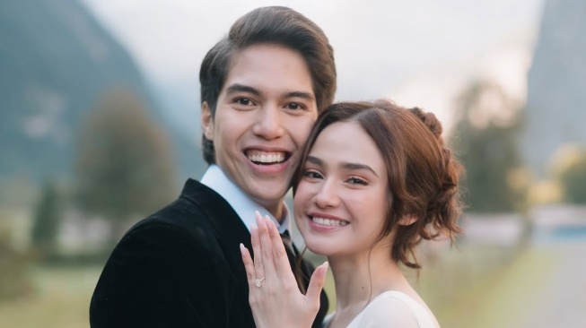 Momen Romantis El Rumi Lamar Syifa Hadju di Lembah Swiss (Instagram)