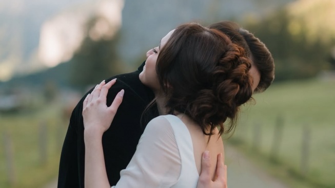 Momen Romantis El Rumi Lamar Syifa Hadju di Lembah Swiss (Instagram)