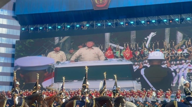 Naik Maung, Prabowo Keliling Monas dan Sapa Warga Sebelum Pimpin Upacara HUT TNI