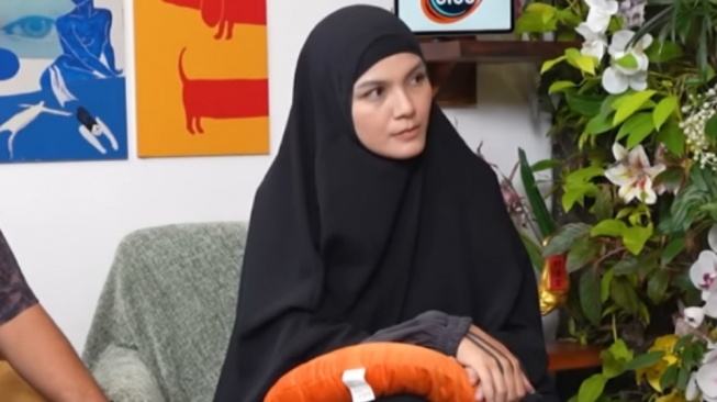 Detik-detik Nadya Almira Jenguk Adnan, Diwarnai Tangis Ibu hingga Tolak Salaman