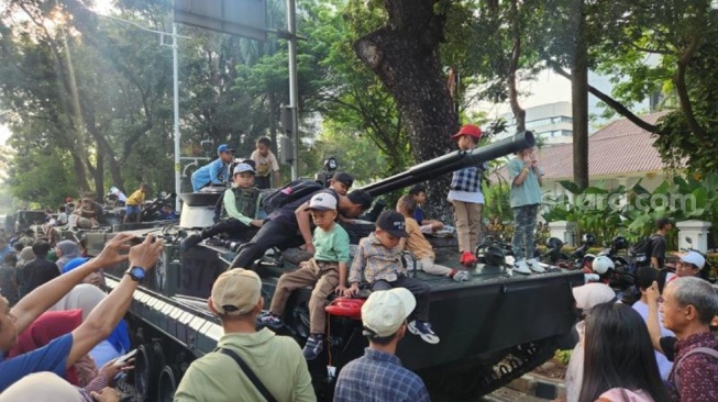 Monas Dibanjiri Warga, Tank Tempur Jadi Rebutan Spot Foto untuk Anak-Anak di HUT ke-80 TNI