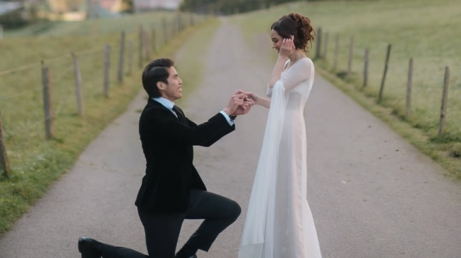 Momen Romantis El Rumi Lamar Syifa Hadju di Lembah Swiss (Instagram)