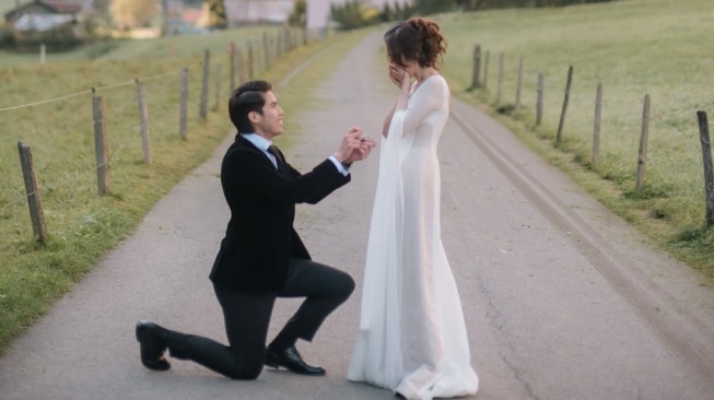 Bak di Negeri Dongeng, 7 Momen Romantis El Rumi Lamar Syifa Hadju di Lembah Swiss