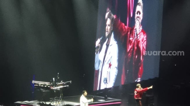 Penampilan Boyzlife - Keith Duffy dan Brian McFadden saat membuka konser Mariah Carey : The Celebration of Mimi di Sentul, Bogor, Sabtu (4/10/2025). [Suara.com/Dythia]