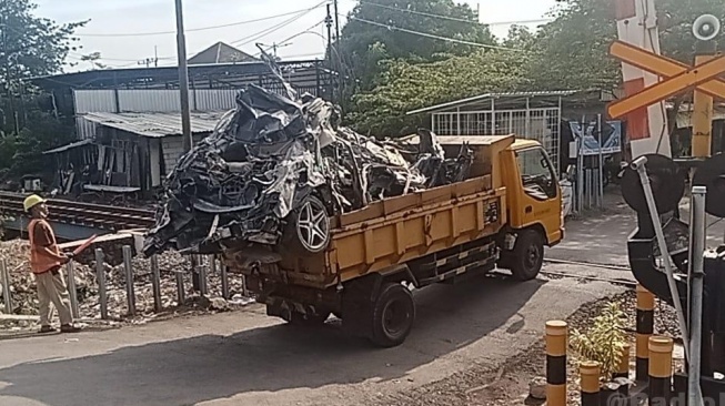 Penampakan Mobil Pengasuh Ponpes Al Khoziny usai Tertimpa Musala Roboh, Harganya Rp1 M?