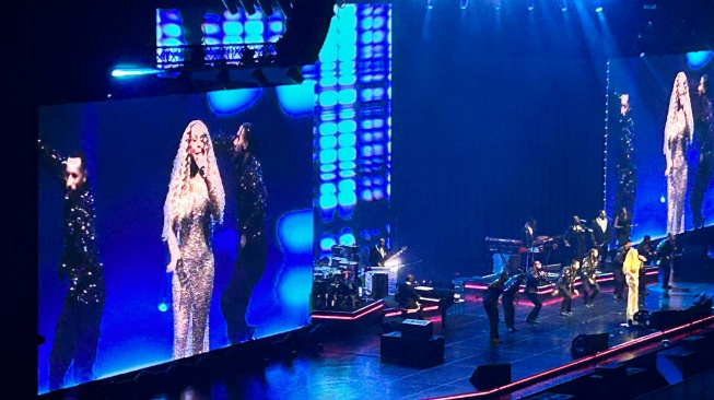 Penampilan Mariah Carey saat konser bertajuk Mariah Carey: The Celebration of Mimi di Sentul International Convention Center (SICC), Bogor, Jawa Barat, Sabtu (4/10/2025). (Suara.com/Dini Afrianti Efendi)