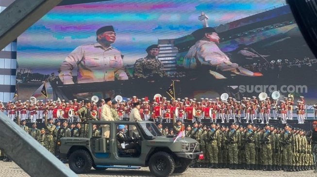 HUT TNI ke-80 di Monas, Warga Berebut Foto Saat Prabowo Melintas Naik Maung Putih