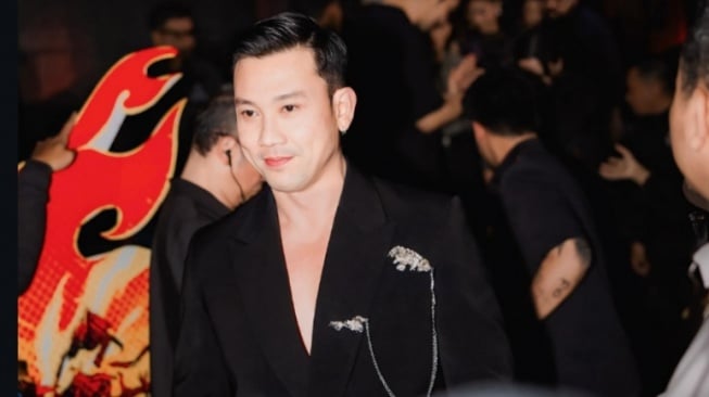 Denny Sumargo Kunjungi Korban Tabrak Nadya Almira, Janji Bantu Buka Donasi