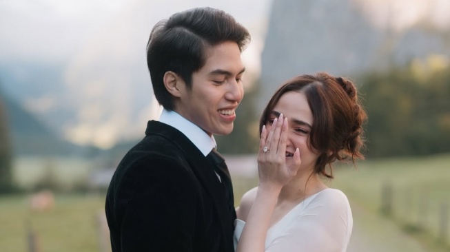 Momen Romantis El Rumi Lamar Syifa Hadju di Lembah Swiss (Instagram)