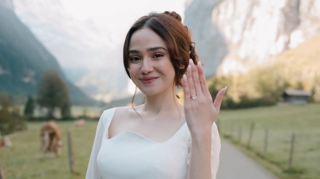 Momen Romantis El Rumi Lamar Syifa Hadju di Lembah Swiss (Instagram)