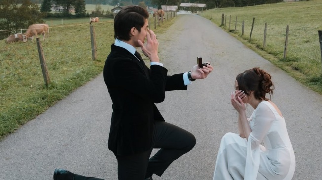 Momen Romantis El Rumi Lamar Syifa Hadju di Lembah Swiss (Instagram)