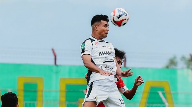 Pemain PSS Sleman berebut bola dengan pemain Pesipal pada lanjutan Championship 2025/2026 di Stadion Gawalise Palu, Minggu (5/10/2025). (Instagram)