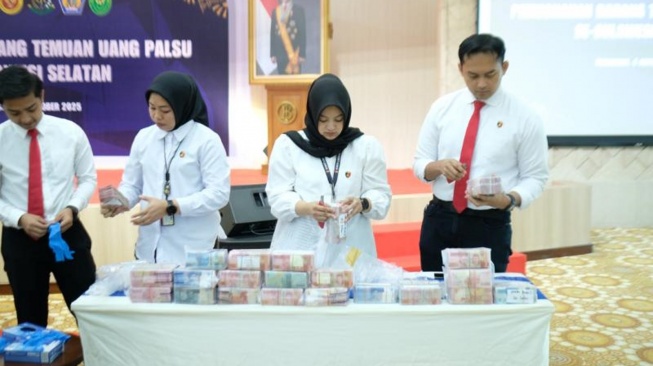 Sebanyak 23.185 lembar uang palsu hasil temuan masyarakat dan perbankan di wilayah Sulawesi Selatan dimusnahkan oleh Badan Koordinasi Pemberantasan Uang Palsu (Botasupal) Sulsel, Senin 6 Oktober 2025 [SuaraSulsel.id/Istimewa]