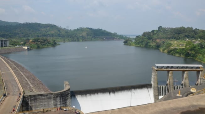 PLTS Terapung di Waduk Saguling Mulai Dibangun, Bisa Suplai Listrik 50 Ribu Rumah
