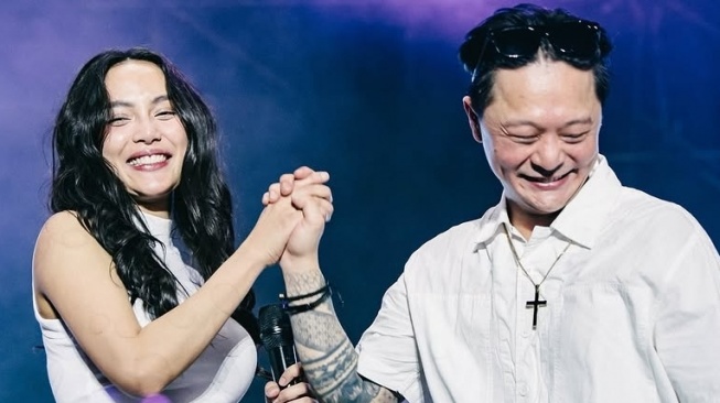 Ibu DJ Bravy Beri Nasihat untuk Erika Carlina yang Baru Dilamar (Instagram/ejabruz)