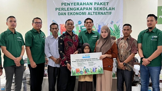 Asian Agri Salurkan Bantuan Paket Pendidikan dan Ekonomi Alternatif