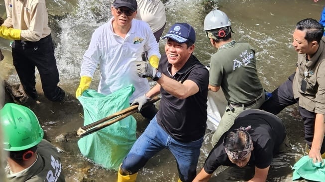 DAS Ciliwung Jadi Lokasi Aksi Bersih PLN dan KLH: Angkut 176 Kg Sampah dan Tanam 2.500 Pohon