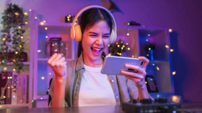 Gamer mobile menikmati sesi gaming panjang tanpa khawatir kehabisan baterai berkat kapasitas jumbo POCO X8 Pro Max