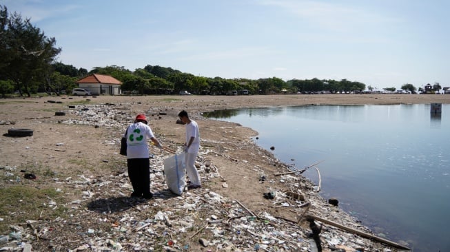 Aksi Bersih Pantai Bali: Dari Pungut Sampah hingga Edukasi Daur Ulang