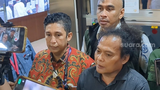 Pengacara Firdaus Oiwobo dan kuasa hukumnya, Deolipa Yumara di Bareskrim Polri, Senin, 6 Oktober 2025 [Suara.com/Adiyoga Priyambodo].