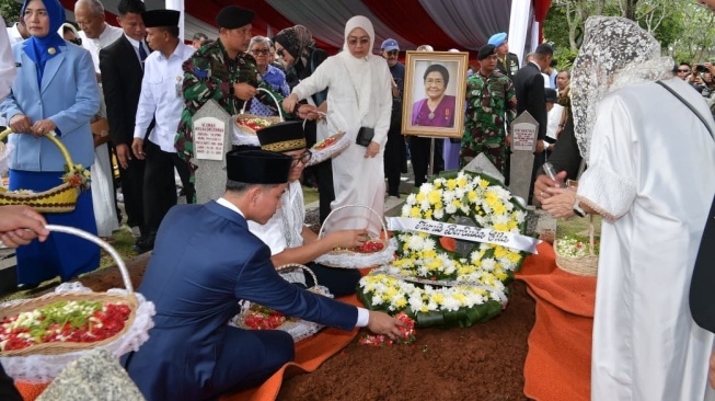 Wakil Presiden Gibran Rakabuming pimpin upacara pemakaman istri Wakil Presiden ke-4 RI Umar Wirahadikusumah, Karlinah Djaja Atmadja dimakamkan di TMP Kalibata, Jakarta, Senin (6/10/2025). (Foto dok. Sekretariat Wakil Presiden)