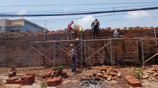 Proses revitalisasi Benteng Situs Keraton Kartasura. [Suara.com/Ari Welianto]