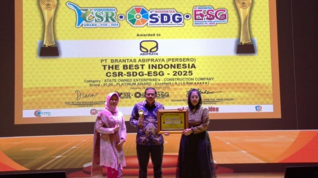 Berkomitmen pada Keberlanjutan, Brantas Abipraya Meraih Platinum Award CSRSDGESG 2025
