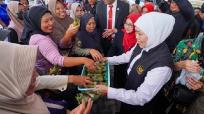 Gubernur Jawa Timur, Khofifah Indar Parawansa dalam Pasar Murah ke-118 tahun 2025, Jatim, Minggu (5/10/2025). (Dok: Pemprov Jatim)
