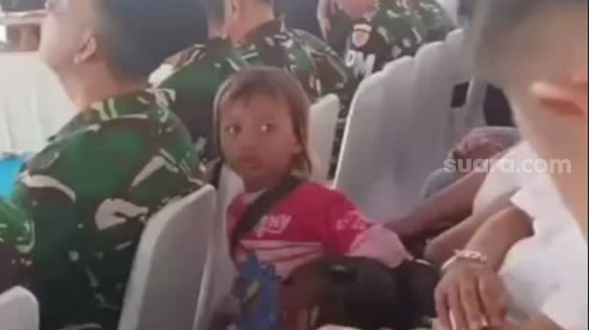 Viral! Gadis Cilik Masuk ke Acara HUT TNI dan Minta-minta, Warganet Ini Malah Bicara 'Pesan Tuhan'