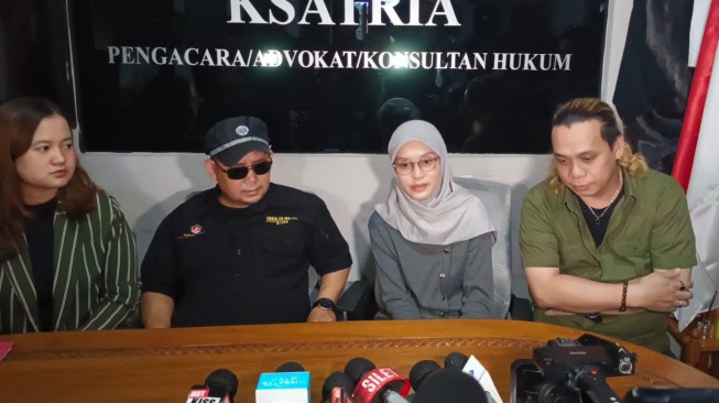 Ayu Chairun Nurisa, mantan karyawan Ashanty (berhijab dan kacamata) menggelar jumpa pers dan didampingi pengacaranya terkait kasusnya dengan istri Anang Hermansyah itu di kawasan Kukusan, Depok pada Senin, 6 Oktober 2025. [Rena Pangesti/Suara.com]