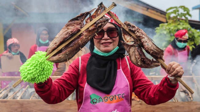 Seorang warga memperlihatkan ikan cakalang fufu saat mengikuti Festival Nyao Fufu di Kelurahan Dufa-Dufa Kampung Nelayan di Ternate, Maluku Utara, Senin (6/10/2025). [ANTARA FOTO/Andri Saputra/YU]