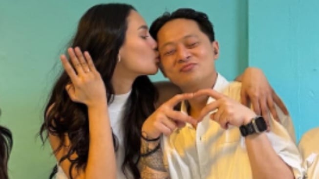 Erika Carlina Dilamar DJ Bravy di atas Panggung, Langsung Cari Vendor Nikah