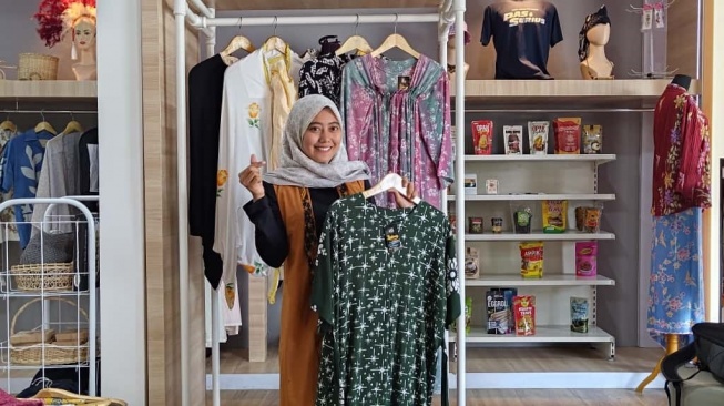 Pemilik Zialova Batik, Nur Afidatul Azimah. (Dok: Telkom)