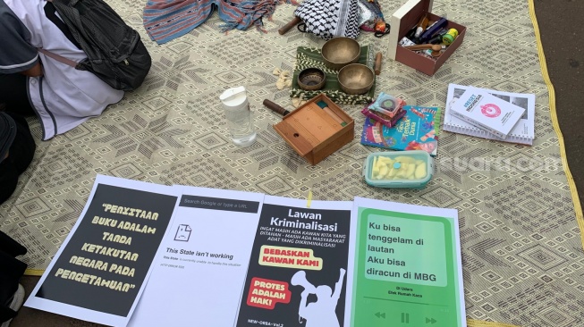 Aksi yang dilakukan koalisi masyarakat sipil hingga mahasiswa kali ini diwarnai dengan kegiatan lain yang unik, dikemas dalam rapat dengar pendapat warga dengan tujuan merepresentasikan. (Suara.com/ Maylaffayza Adinda Hollaoena)