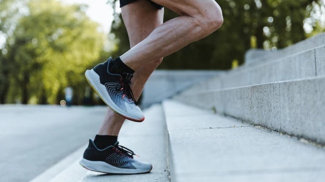 5 Rekomendasi Sepatu Lari Terbaik untuk Plantar Fasciitis, Nyaman Bebas Nyeri
