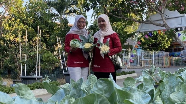 Sejumlah anggota Tani Lorong Sayur Gembira menunjukkan hasil tanaman yang dipelihara oleh emak-emak di Rejowinangun, Kota Jogja. (dok.Istimewa)
