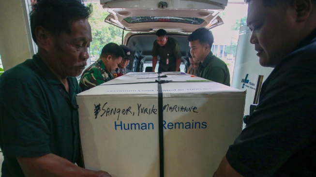 Petugas kargo jenazah menurunkan peti jenazah Alm Yurike Marianne Sanger setibanya dari Kota New York , Amerika Serikat di Terminal kargo Bandara Soekarno Hatta, Tangerang, Banten, Minggu (5/10/2025). [ANTARA FOTO/Muhammad Iqbal/foc]
