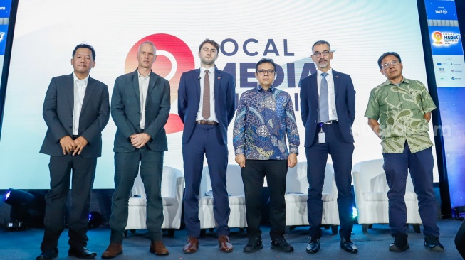 dari kanan ke kiri) Pemimpin Redaksi Suara.com Suwarjono, IMS Asia Regional Lars Bestle, Perwakilan Kedutaan Besar Norwegia Truls Loke Desbans, Wamen Komdigi Nezar Patria , Head of Corporation Section EU Delegation Jeromes Pons dan Ketua Komisi Hukum Dewan Pers Abdul Manan saat pembukaan Local Media Summit (LMS) 2025 di Hotel JW Marriot, Jakarta, Selasa (7/10/2025). [Suara.com/Alfian Winantos