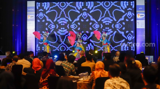 Penampilan Tari daerah saat pembukaan Local Media Summit (LMS) 2025 di Hotel JW Marriot, Jakarta, Selasa (7/10/2025). [Suara.com/Alfian Winanto]