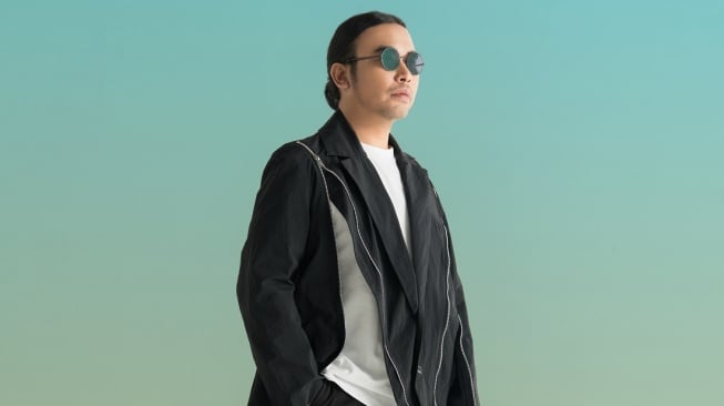 Whisnu Santika Ungkap Situasi Abu-Abu Cinta Gen Z di Lagu Baru "Yalla Habibi"